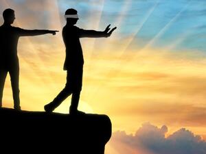 ليس كل شخص يقوم بطعنك من الخلف يعني أنه شخص سيئ كل ما في الأمر أنه يرى الأمور بشكل مختلف عنك