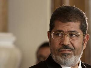 بيان: "أثناء وجود المتهم محمد مرسي وباقي المتهمين بداخل القفص سقط مغشيا عليه حيث تم نقله فورا للمستشفى وتبين وفاته إلى رحمه الله".