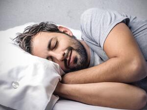 من الأفضل الابتعاد عن أخذ حمام بارد قبل النوم وتعويضه بحمام دافئ لنوم مناسب
