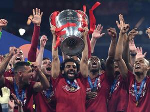 Liverpool's Egyptian forward Mohamed Salah (C) raises the European Champion Clubs' Cup as he celebrates with teammates winning the UEFA Champions League final football match between Liverpool and Tottenham Hotspur at the Wanda Metropolitano Stadium in Madrid on June 1, 2019. (Paul ELLIS / AFP)