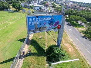 لوحة إعلانية لطيران الإمارات في جوهانسبرغ، جنوب أفريقيا.