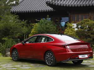 تصل سوناتا ذات التصميم الجديد إلى الأسواق بهيئة أكثر قوة ومهابة بفضل تصميم شامل وُضع في "ستوديو كاليفورنيا للتصميم" التابع لهيونداي، لتتمّيز بشبك أمامي ذي تصميم حديث وفتحات متوالية الانحدار مؤطر بعناصر مميزة للإضاءة الأمامية، علاوة على خلفية جديدة تماماً.