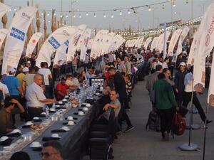 The largest Iftar table in the world held at the new Administrative Capital in Egypt spanning 3 Kilometers with 7000 guests. (Twitter)
