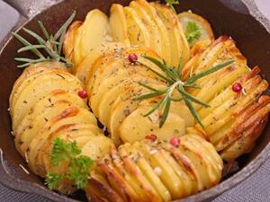 صينية بطاطا بالأعشاب 