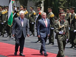 Jordanian king seen walking next to the Palestinian president Abbas. (AFP/ File Photo)