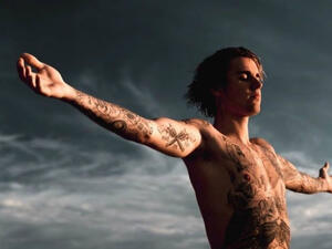 Singer Justin Bieber proposed via Twitter a fight with film star Tom Cruise Source justinbieber Instagram