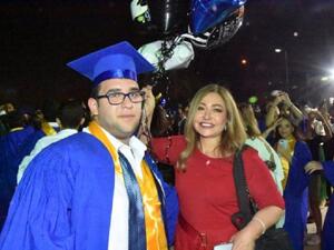 ليلى علوي تحتفل بتخرج ابنها