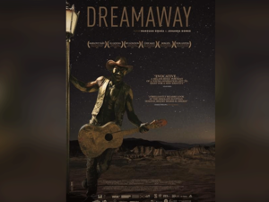 أحداث فيلم الحلم البعيد تدور في مدينة شرم الشيخ رمز الحرية والكسب السريع التي يحلم بها الشباب المصري، لكن بعد الهجمات الإرهابية التي تعرضت لها الفترة الأخيرة أدت إلى توقف عجلة قطاع السياحة هناك. 