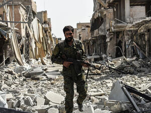 A member of the Syrian Democratic Forces (SDF) walks through debris in the old city center on the eastern front line of Raqqa, Syria, on September 25, 2017. (AFP/ File Photo)