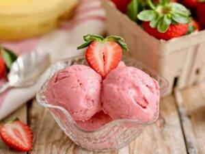 مثلجات الفراولة والاناناس