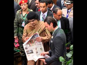  المعتصم بالله مع والده معمر القذافي