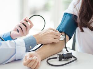 ينصح الأخصائيون بشرب عصير التوت البري قليل السعرات الحرارية وإتباع حمية صحيّة
