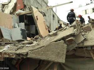 وقالت السلطات إن الانهيار الأرضي خلف كومة من التراب والطين بارتفاع 20 مترا، أغلقت الطريق الجبلي.