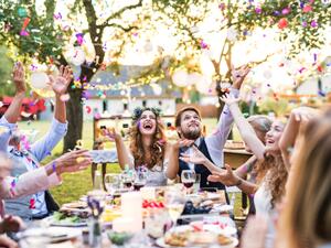 يُنصح بارتداء ملابس خفيفة بها أزرار يسهل فكها وتركيبها ويوجد العديد من الألوان التي تتماشى مع حفلات الزفاف الصيفية