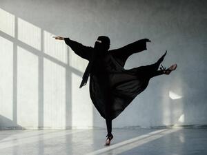 انهاء الولاية على القاصر سنا ببلوغه سن الثامنة عشرة، ما لم تحكم المحكمة باستمرارها عليه