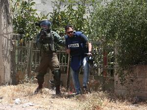 واكد مصور فرانس برس اقدام قوات الاحتلال باطلاق الرصاص الحي بكثافة.