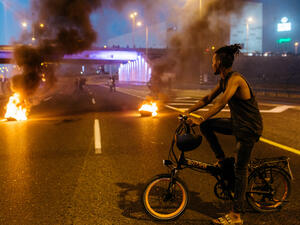 وسائل إعلام إسرائيلية نقلت عن شهود عيان للحادث قولهم إن بيان الشرطة كاذب وان الشرطي لم يتعرض لأي هجوم وقد تدخل بشكل همجي ومتكبر 