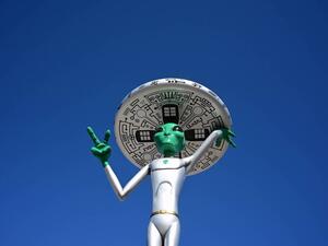 صممت شركة "بد لايت" للبيرة عبوة بيرة خاصة احتفالا بالمنطقة شديدة السرية