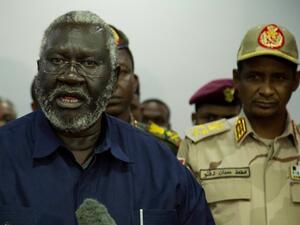 Sudan People Liberation Movement-North (SPLM-North) and Blue Nile state rebel leader Malik Agar (L) flanked by Sudanese Deputy head of the Transitional Military Council, General Mohamed Hamdan Daglo (R), speaks during a press conference on July 27, 2019. (AFP/ File Photo)