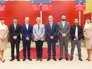 وفد كبار الشخصيات في مطار دبي الدولي قبيل إقلاع رحلة طيران الإمارات الافتتاحية إلى مدينة بورتو البرتغالية صباح اليوم.