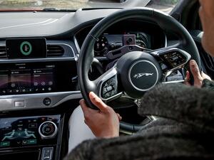  تقوم "جاكوار لاند روڤر" بتجربة تكنولوجيا مماثلة للركاب الخلفيين، عبر كاميرا مثبتة على مسند الرأس، حيث يمكن للنظام، إن استشعر إشارات على التعب