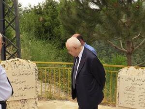 زار أبوغزاله "نصب الشاعر" ووضع إكليلا من الزهور تأكيدا على أهمية الشعراء ودورهم في إغناء الثقافة في المجتمع على مر التاريخ