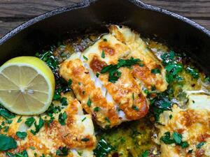 سمك القد المخبوز مع الليمون والثوم