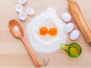 ما مدى سلامة تناول البيض النيئ؟