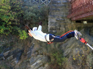 Bungee jumper (Shutterstock)	