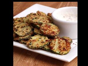 رقائق الكوسا بالثوم وجبنة البارميزان