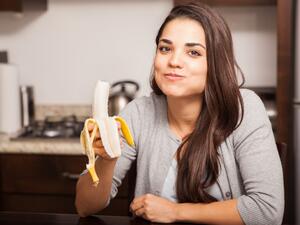 من فوائد تناول الموز قبل النوم هو أنه يمكن أن يكون بديلا للوجبات غير الصحية في هذه الفترة المسائية