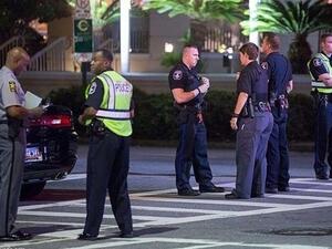 حثت الشرطة المواطنين على البقاء بعيدا عن المنطقة الواقعة بالقرب من مركز "سيلو فيستا" 