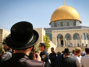  القوات الإسرائيلية استخدمت الرصاص المطاطي وقنابل الصوت ضد المصلين الفلسطينيين. 