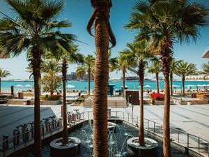 عندما يسير المرء في ساحات مجمع الزينة الهادئة وممراتها المظللة بين أحواض الماء وشلالاتها، وعبر حدائقها ومنتزهاتها البديعة، ستأخذه خطواته بعيداً عن مشاغل الحياة اليومية وهمومها. 