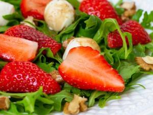 سلطة جرجير وفراولة