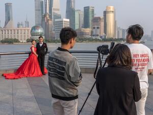 إذا كنتِ ملتزمة بميزانية محدودة ابحثي بين المصوّرين الناشئين عن مصوّر ذي موهبة جيدة