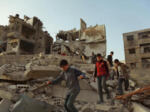  طالب أهالي اليرموك جميع الجهات المعنية بالإسراع بإعادة بناء المخيم، وتأمين البنى التحتية وإعادة الكهرباء والماء