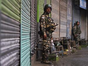 Security personnel stand guard during a lockdown in Srinagar on August 14, 2019, after the Indian government stripped Jammu and Kashmir of its autonomy. (Tauseef MUSTAFA / AFP)