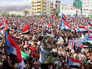 Yemeni Southern separatists supporters wave flags of the former South Yemen (The People's Democratic Republic of Yemen) as they demonstrate in the Khormaksar district of Yemen's second city of Aden on August 15, 2019. (AFP)