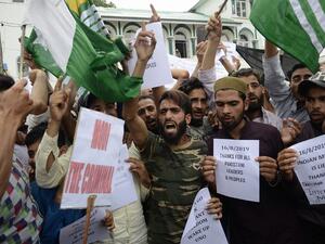 Protesters shout slogans at a rally against the Indian government's move to strip Jammu and Kashmir of its autonomy and impose a communications blackout, in Srinagar on August 16, 2019. (STR / AFP)