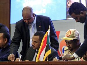 Sudan's protest leader Ahmad Rabie (C) and General Mohamed Hamdan Daglo "Hemeti" (R), deputy chief of the ruling Transitional Military Council (TMC) and commander of the Rapid Support Forces (RSF). (AFP/ File Photo)