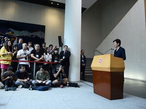 Hong Kong Chief Executive Carrie Lam (R) speaks at a press conference in Hong Kong on August 20, 2019. (Lillian SUWANRUMPHA / AFP)