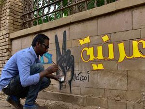 A Sudanese artist paints a mural on a wall in the capital Khartoum on August 22, 2019. (Ahmed Mustafa / AFP)