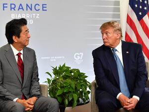 Japan's Prime Minister Shinzo Abe (L) and US President Donald Trump look at each other during a bilateral meeting on the sidelines of the G7 summit in Biarritz, south-west France on August 25, 2019. (AFP/ File Photo)