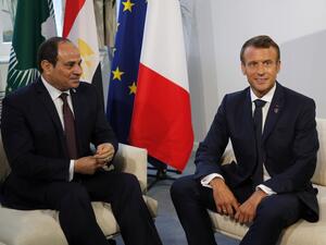 Egyptian President and Chairman of the African Union Abdel Fattah al-Sissi (L) and French President Emmanuel Macron pose prior to their a bilateral meeting in Biarritz. (AFP/ File Photo)