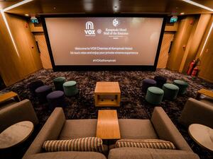 تتألف قاعة السينما الخاصة من منطقتين منفصلتين: إحداهما قاعة عرض مجهزة بتقنية سمعية وبصرية متطورة و15 مقعدًا وثيرًا، أما المنطقة الأخرى فتضم قاعة فاخرة مجهزة ببار ومنطقة لتناول الطعام بالإضافة إلى طاولة من الرخام.