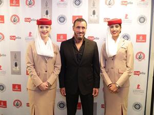 كاظم الساهر مع مضيفات طيران الإمارات