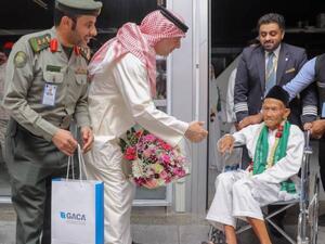 Ohi Aidros Samri, 130-year-old Indonesian national, who is believed to be the oldest person to ever perform Hajj, was welcomed by a number of Saudi officials. (Twitter)