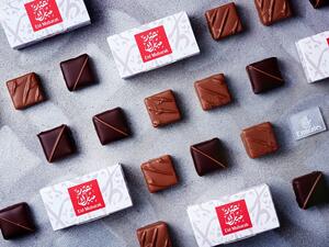 دأبت طيران الإمارات على الاحتفال بالمناسبات الدينية والاجتماعية في جميع أنحاء العالم، وذلك بتوفير أطباق موسمية ومحلية ضمن قوائم الطعام على الطاائرات وفي صالاتها حول العالم. 