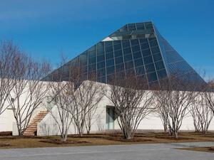 يعرض أوكين بعض المساجد الأكثر شهرة من إندونيسيا إلى إسبانيا ويوضح كيف تعدت كونها أماكن للصلاة، وأصبحت تعكس تاريخ هندسي رائع وإنجازات في مجال التصميم.